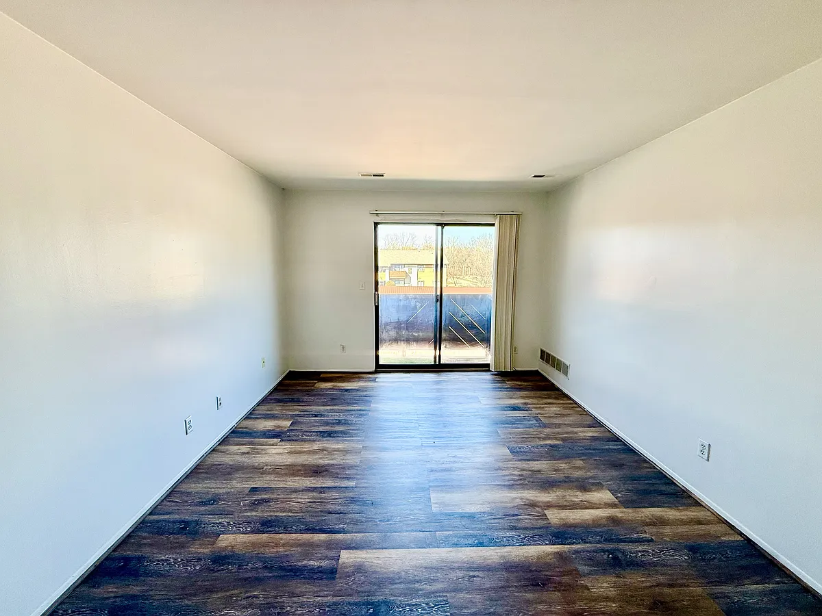 Building Photo - 7599 Manor Cir #203