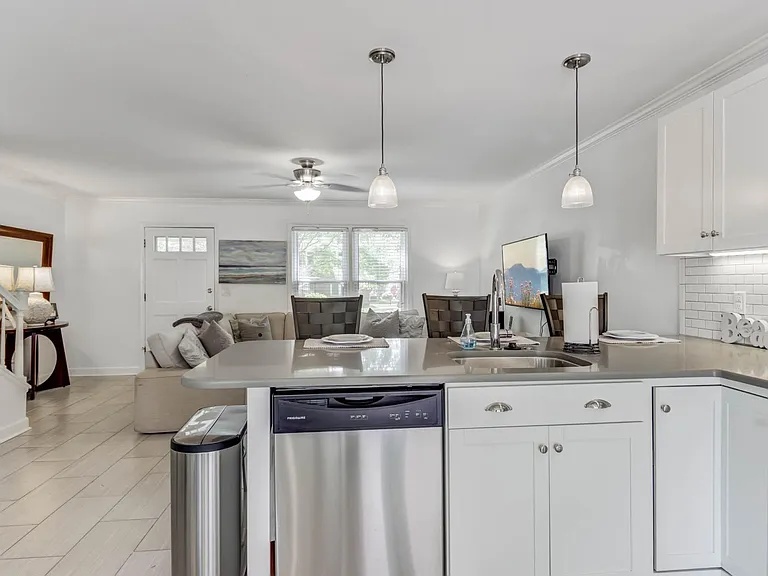 734 Harbor Ln — Photo 9