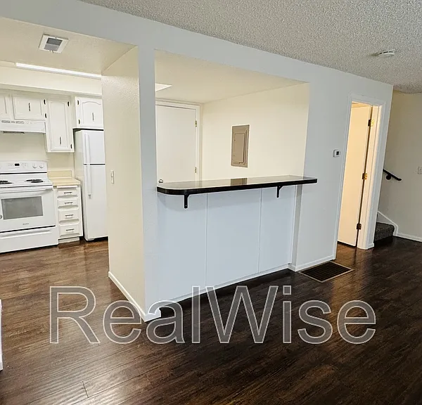 4278 Meadowbrook Ct NE — Photo 3