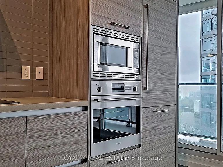 2221 Yonge St #1705 — Photo 11