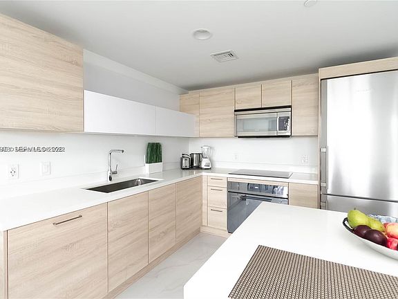 2nd image of 16385 Biscayne Blvd Unit 719