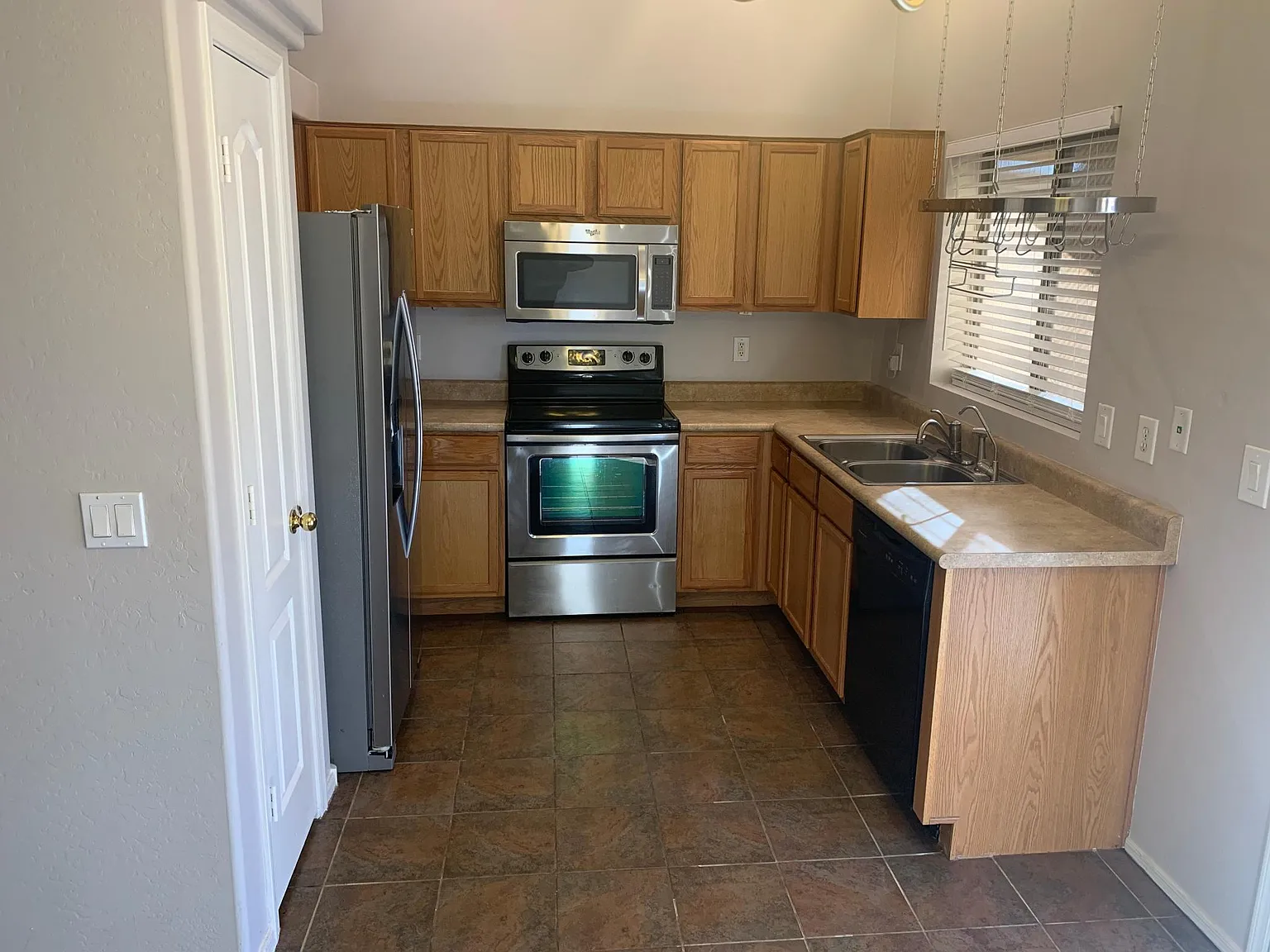 3 bed, 1072 sqft, $1,575 — Photo 4