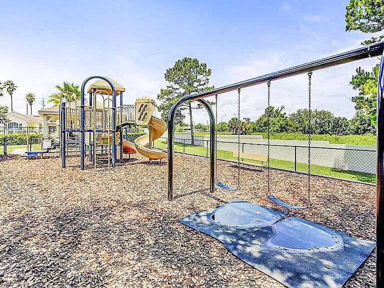 Charleston Place Apartments — Photo 14