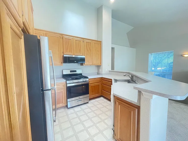 2 Bedroom, 2 Bathroom Townhouse with Attached Garage and Washer/Dryer Hookups! — Photo 15