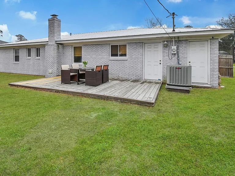 1015 Reita St — Photo 29