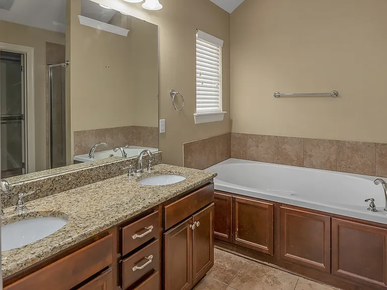 1702 Avondale Ct — Photo 10