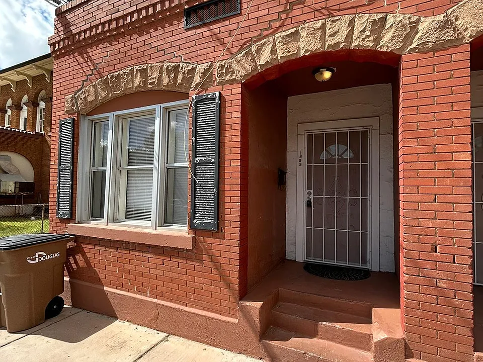 1050 E Ave