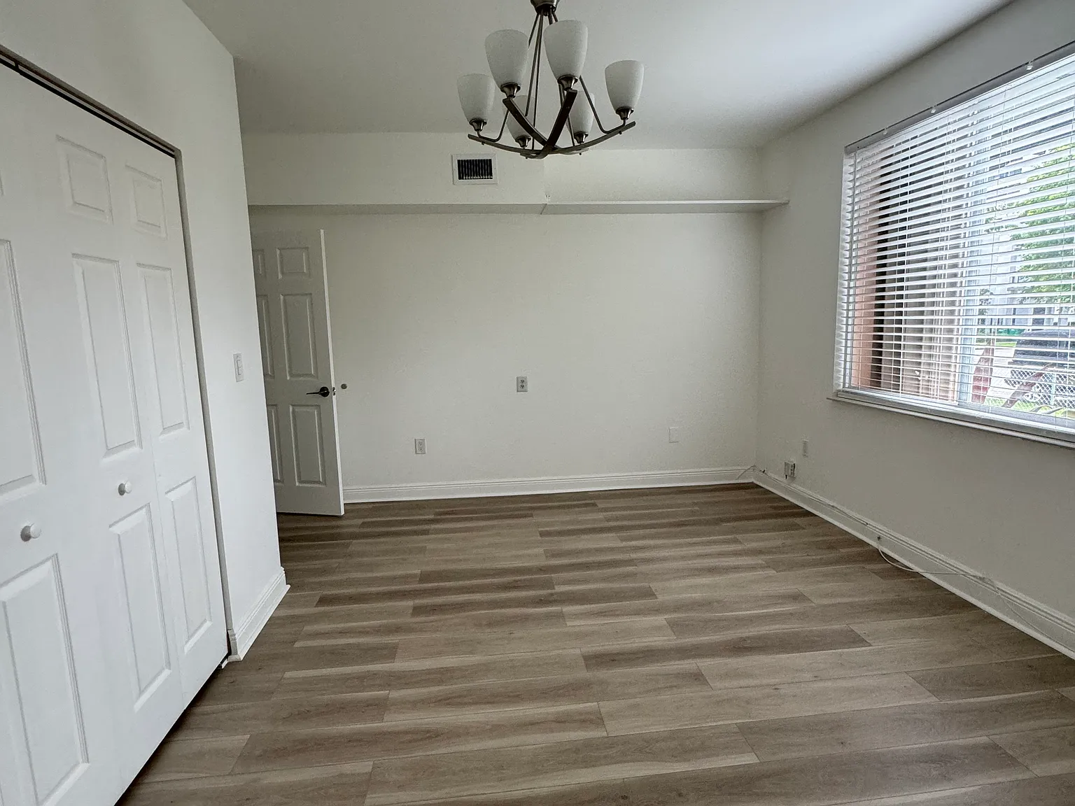 4 bed, $3,200 — Photo 1