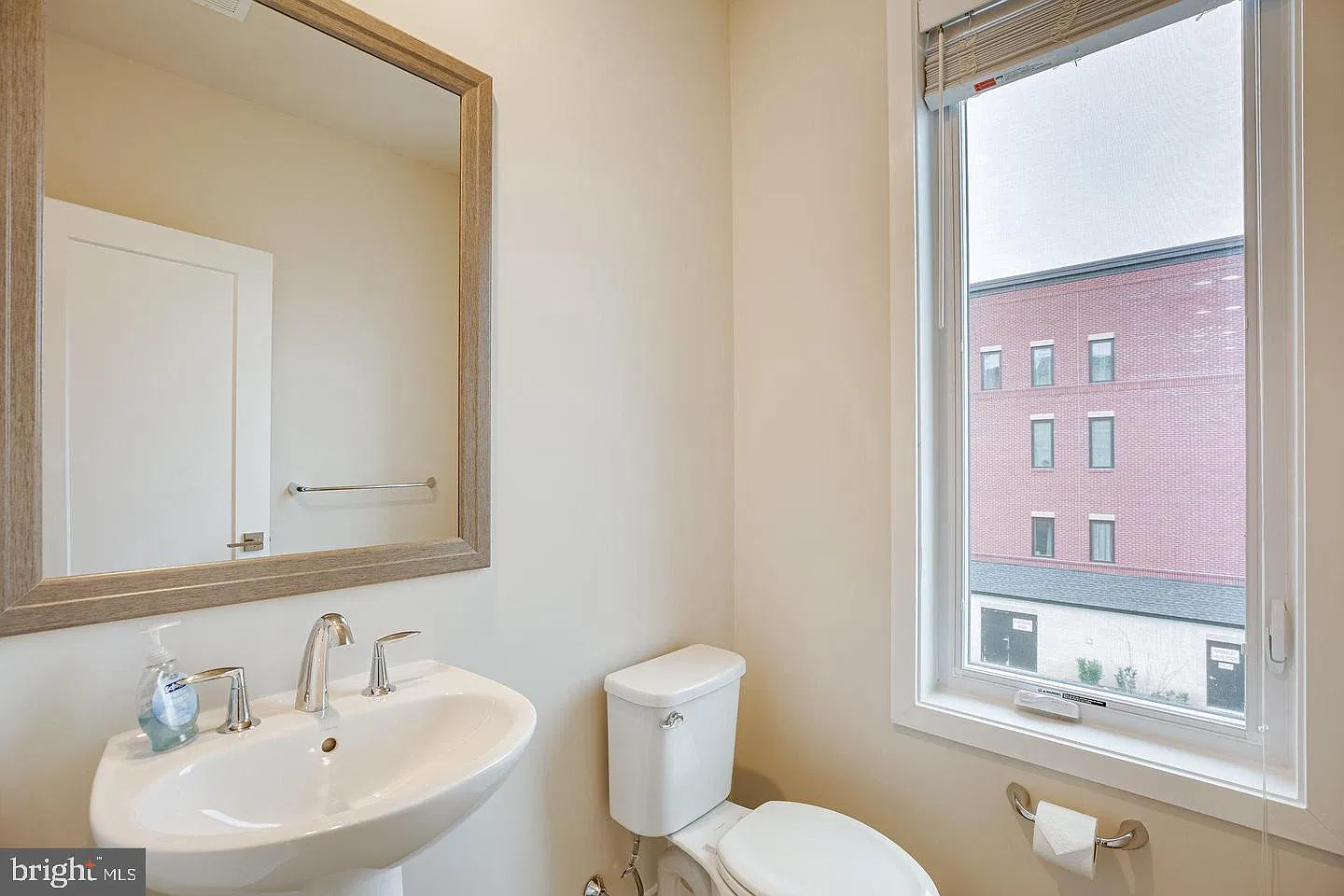3 bed, 2.5 bath, 2768 sqft, $3,600 — Photo 4
