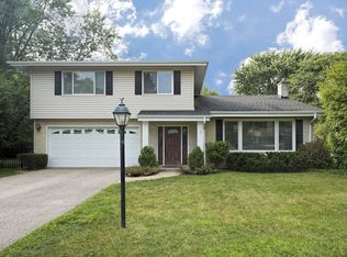 1904 Fieldwood Dr, Northbrook, IL 60062