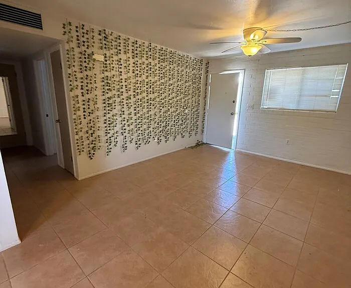 1007 E Silver St — Photo 3