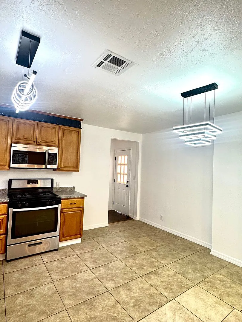 Beautiful, Spacious 3 Bedroom Property In Panorama City! Available Now! — Photo 4