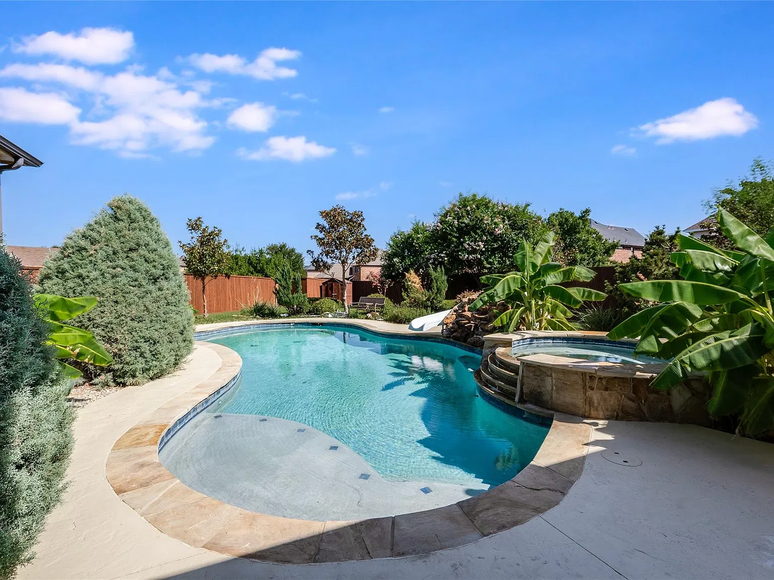 5 bed, 5247 sqft, $9,700 — Photo 3