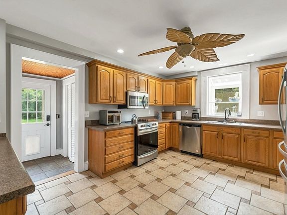 5th image of 3 Forest St