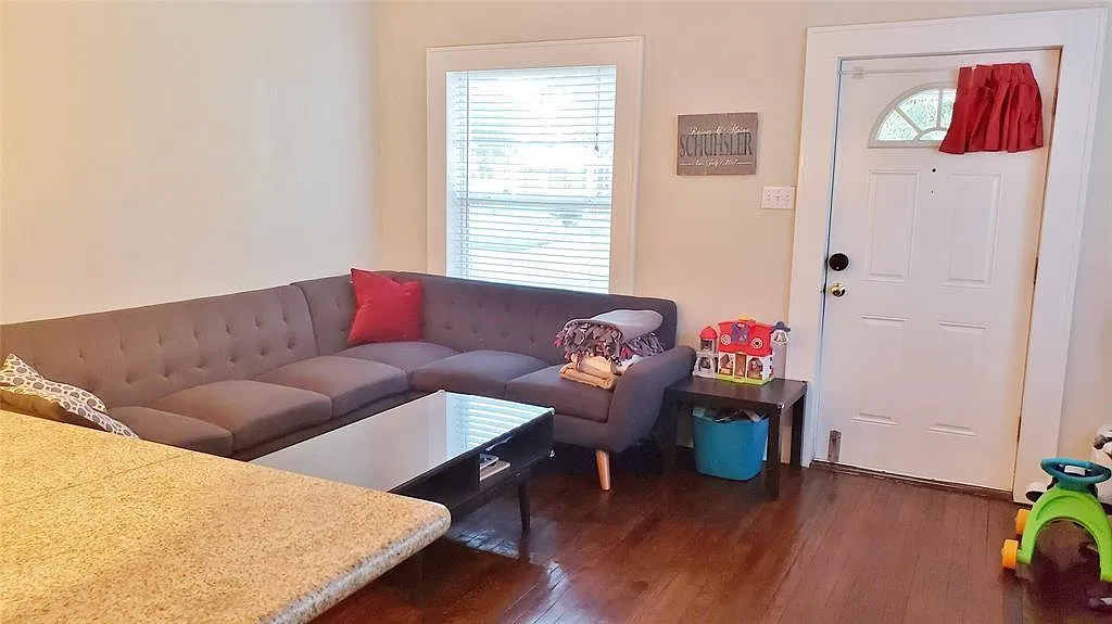 2 bed, 1.0 bath, 700 sqft, $1,300 — Photo 4