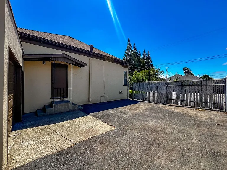 805 California Blvd — Photo 25