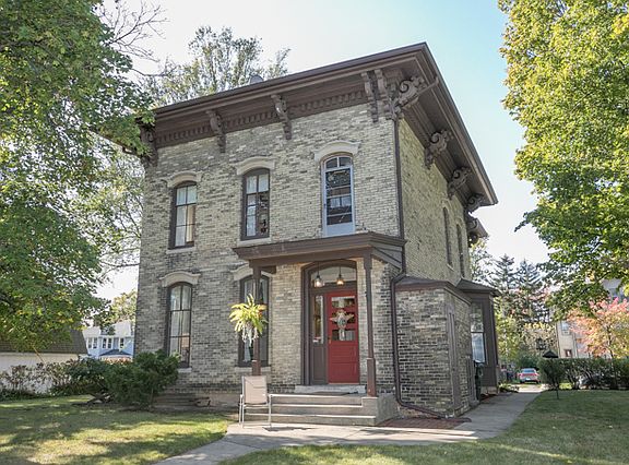 3rd image of 915 Hickory St