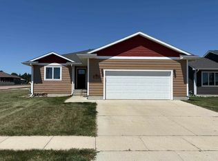 1404 Augustine Dr, Yankton, SD 57078