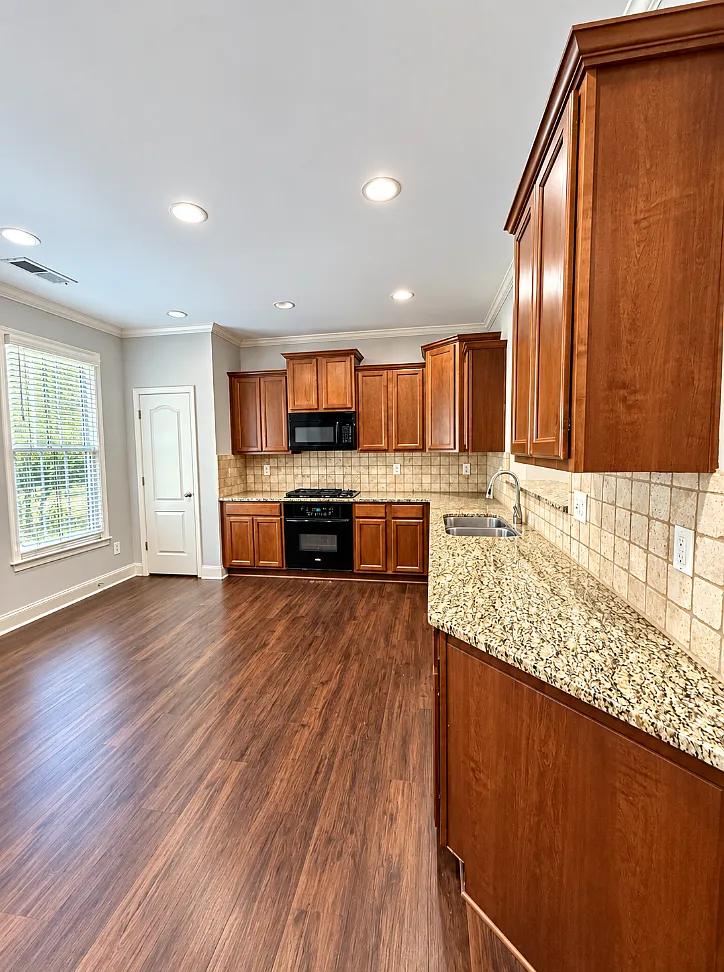 3 bed, 3.5 bath, 2350 sqft, $2,500 — Photo 4