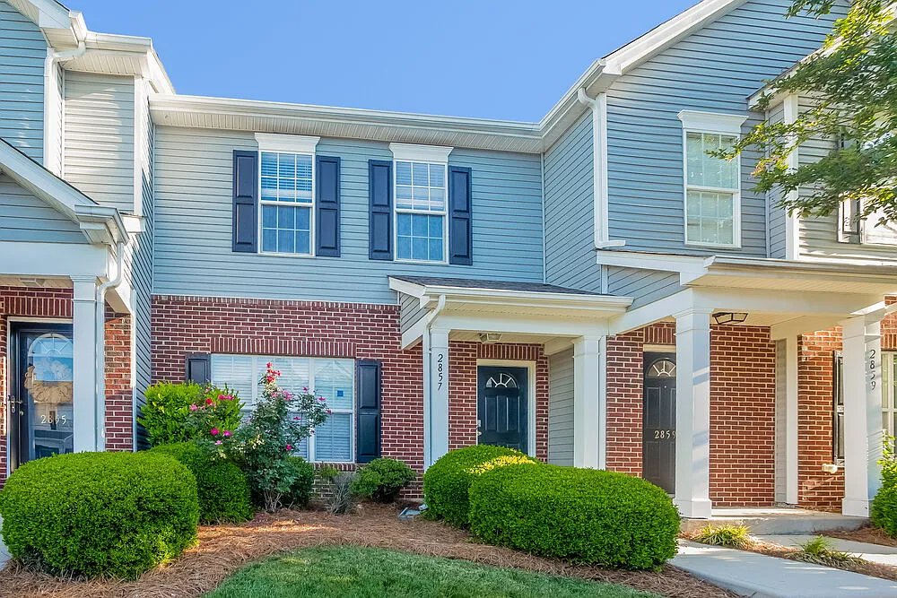 3 bed, 2.5 bath, 1359 sqft, $1,960 — Photo 1