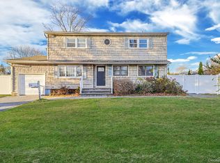 273 Delaware Ave, Bay Shore, NY 11706