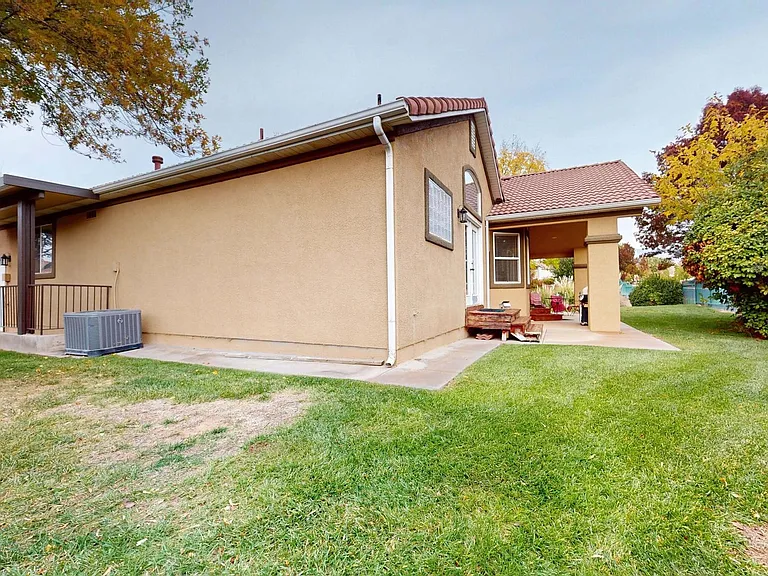 853 W Kestrel Ct — Photo 32