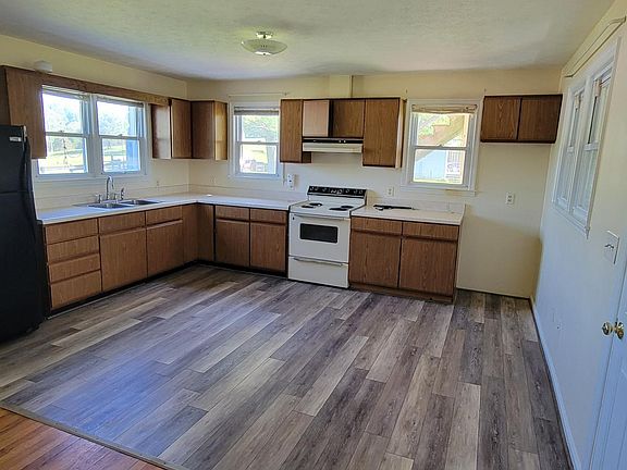 3rd image of 16 Stonespring Ln