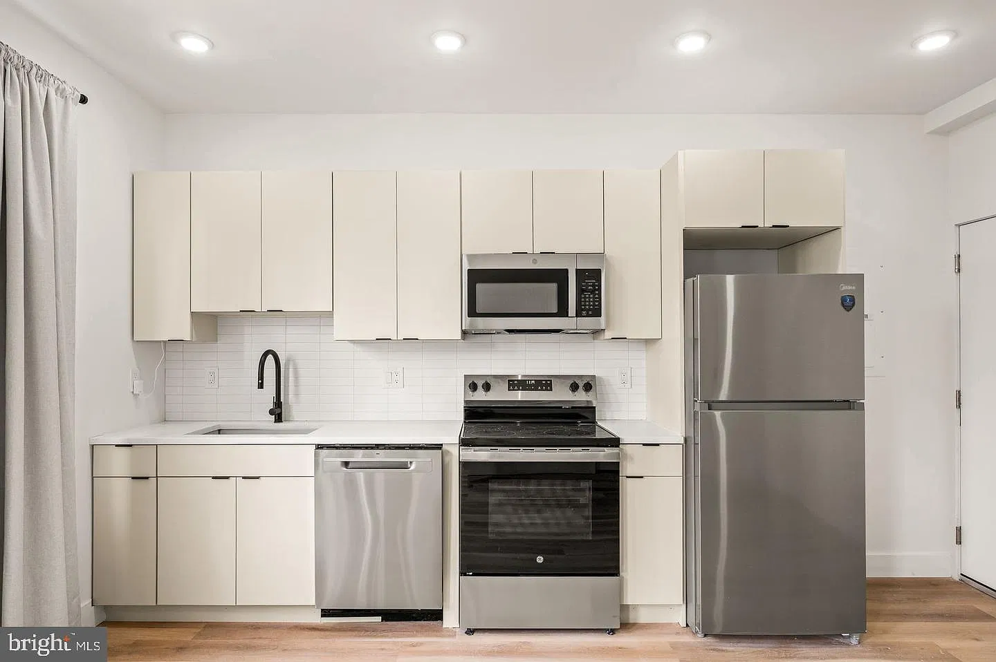 1 bed, 1.0 bath, 784 sqft, $1,395 — Photo 3