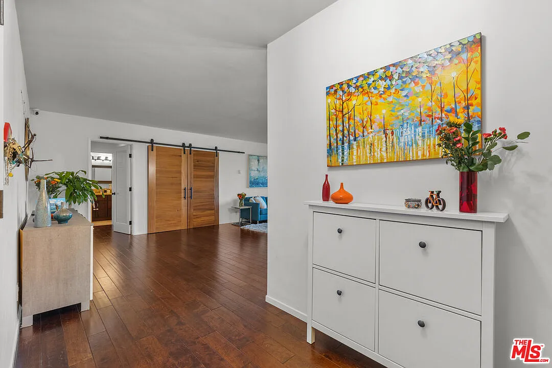 2 bed, 2.0 bath, 1325 sqft, $4,500 — Photo 2