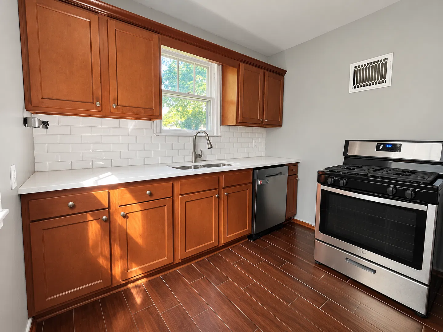Wonderful 3 Bedroom 1 Bathroom Home in Minneapolis! — Photo 1