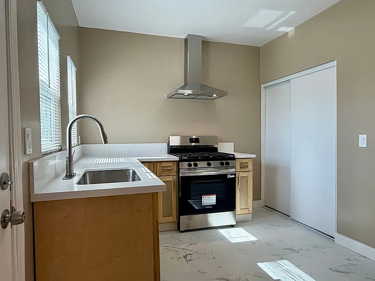 324 W Opp St #6 — Photo 4