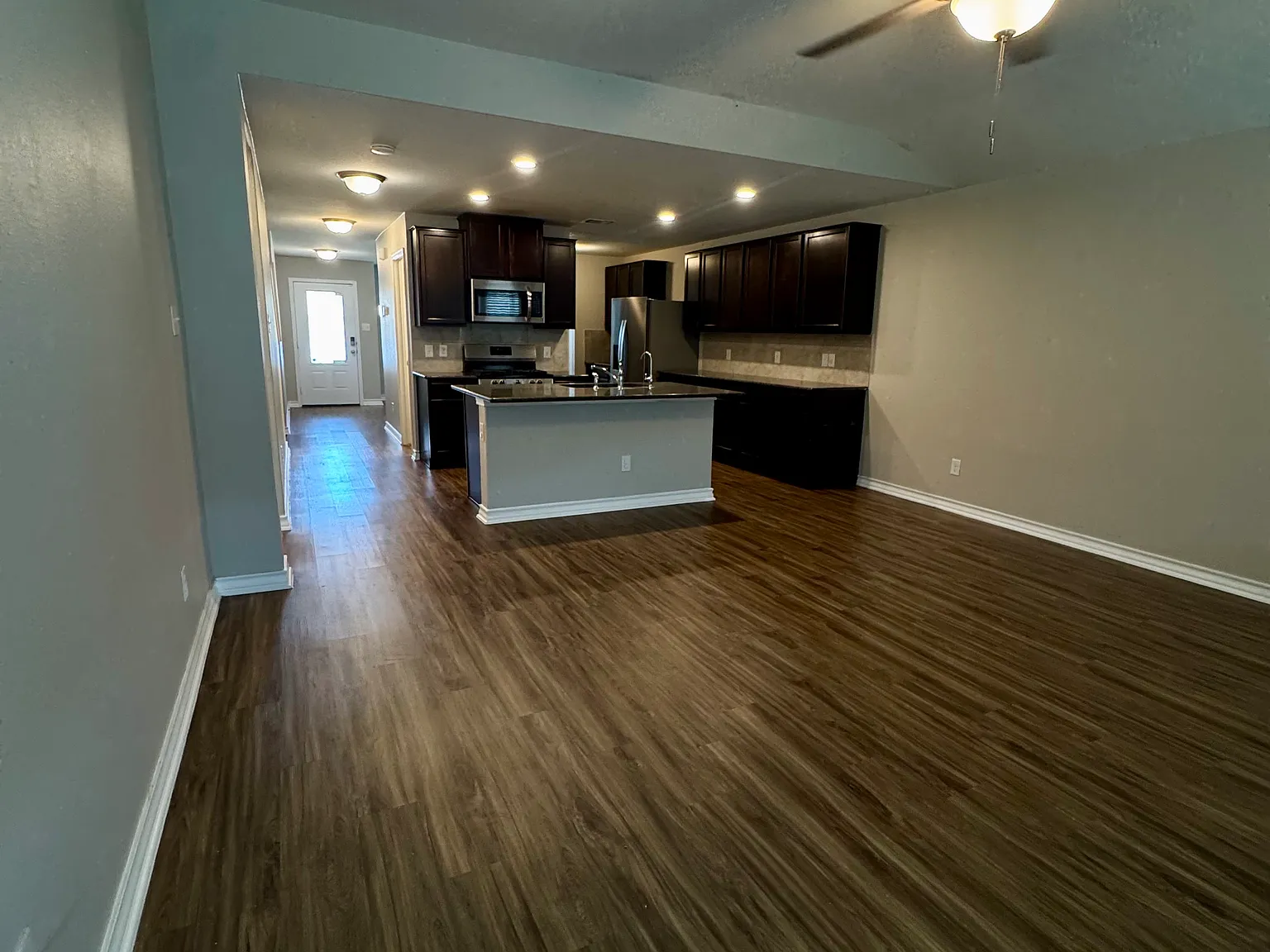 5 bed, 2.5 bath, 2600 sqft, $2,500 — Photo 4