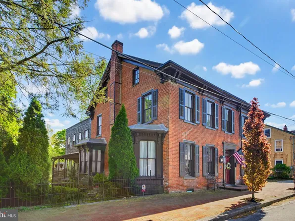 225 W Market St, Marietta, PA 17547