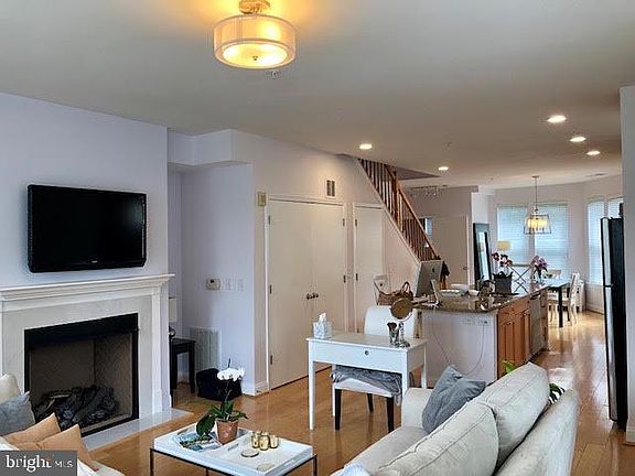 2nd image of 1633 N Colonial Ter APT 201