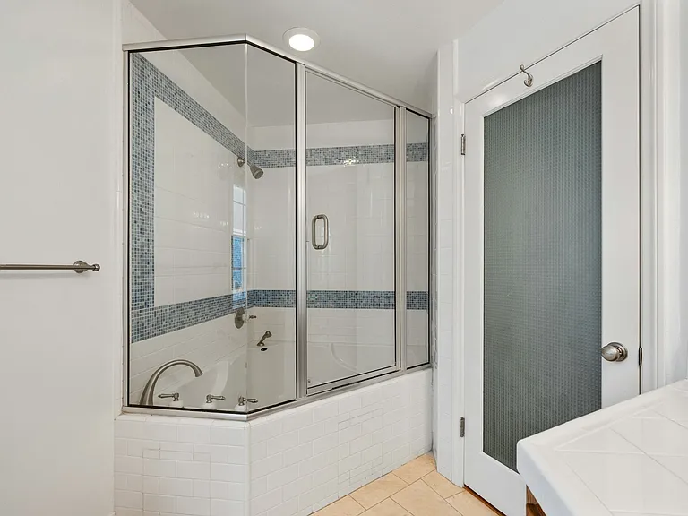 459 35th St — Photo 26