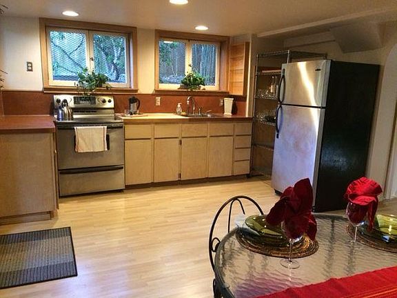 Kitchen & Dining area