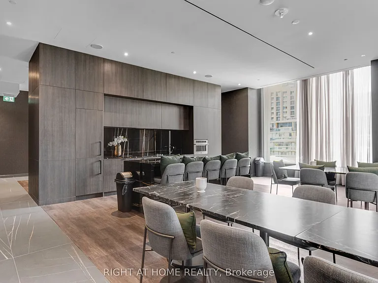 11 Yorkville Ave #2113 — Photo 23