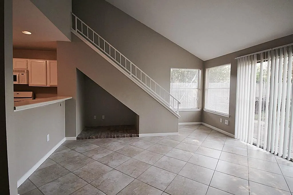 4 bed, 2.0 bath, 2004 sqft, $1,950 — Photo 3
