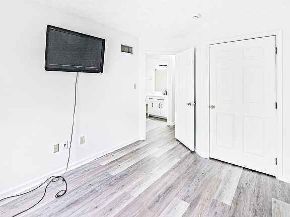 5th image of 424 Woodstock Ln
