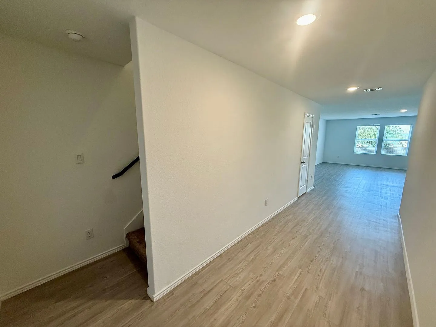 Stunning 4- bedroom, 2.5 bathroom home in Converse! — Photo 4