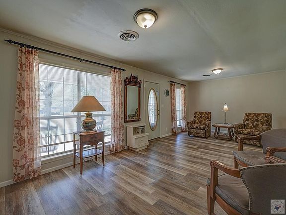 5th image of 604 N Bell St