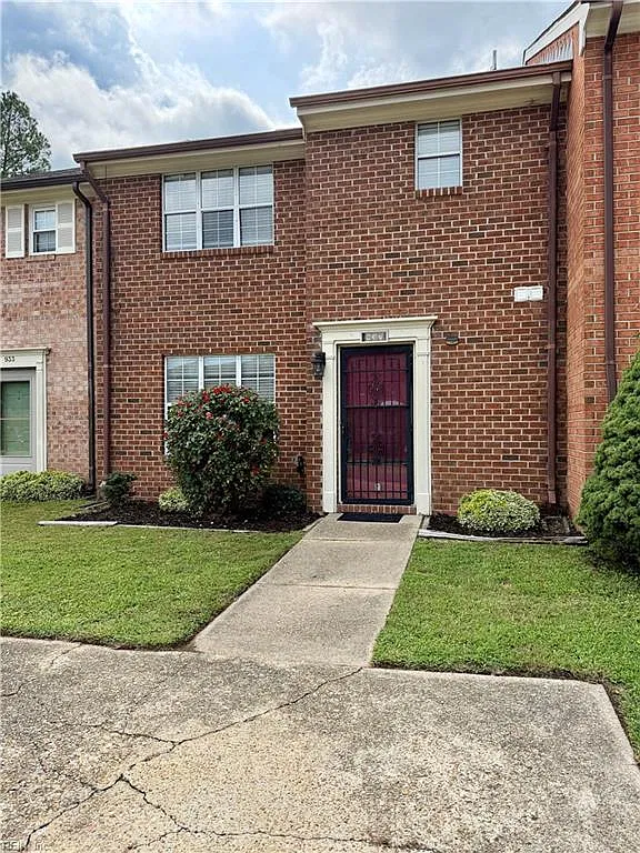 3 bed, 2.5 bath, $2,200 — Photo 2