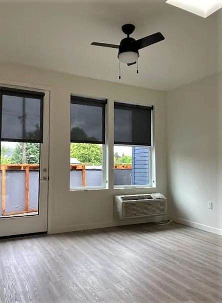 Building Photo - 1407 SE Cora St #312