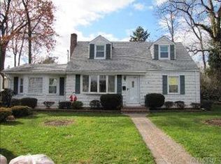 7 Richwood Pl, Huntington Station, NY 11746