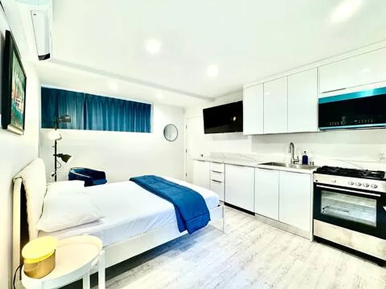 Stunning Ocean Front Location — Photo 2