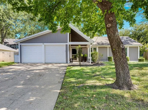 14221 S Summertree Ln, Olathe, KS 66062
