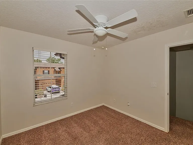 2730 Retreat View Cir — Photo 19