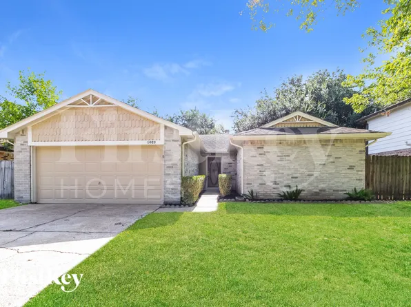 1023 Huntington Dr, Pearland, TX 77584