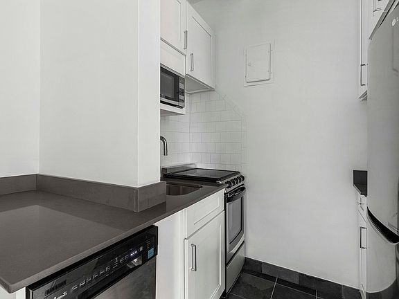 4th image of 208 W 23rd St APT 605