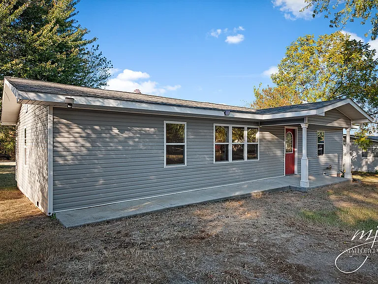 93 Cochran Dr — Photo 2